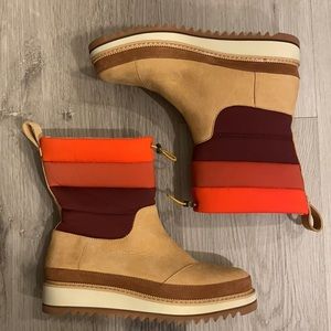TOMS boots size 6